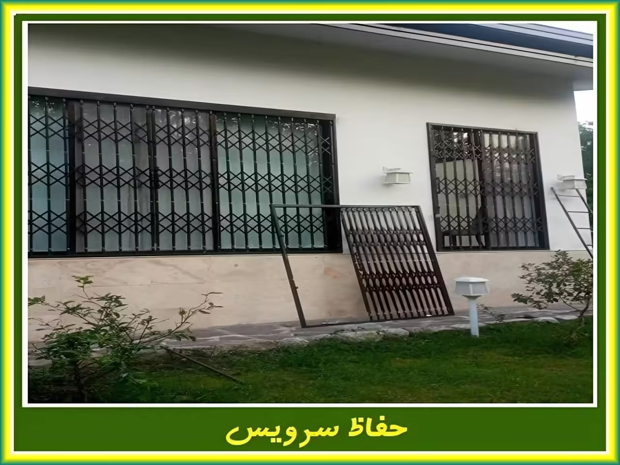 حفاظ آهنی پشت درب چوبی آپارتمان