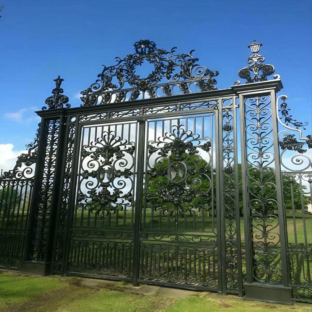 نصب درب حیاط ویلایی در اندیشه