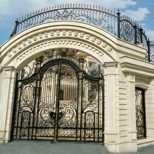 درب حیاط در کمال شهر