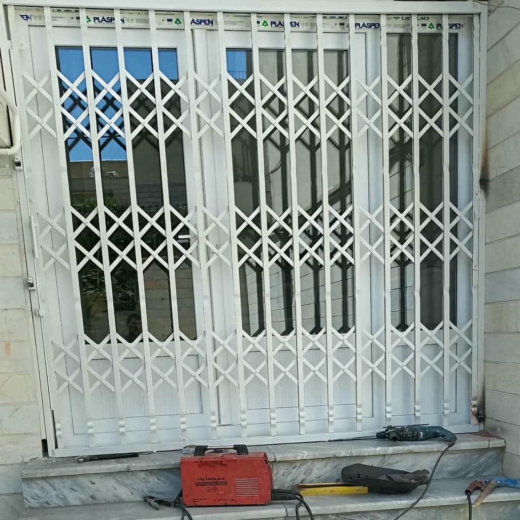 نصب درب آکاردئونی هماهنگ با نما در کرج