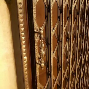 درب آکاردئونی در بندر دیلم