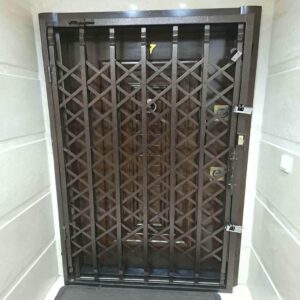 درب آکاردئونی در نیشابور