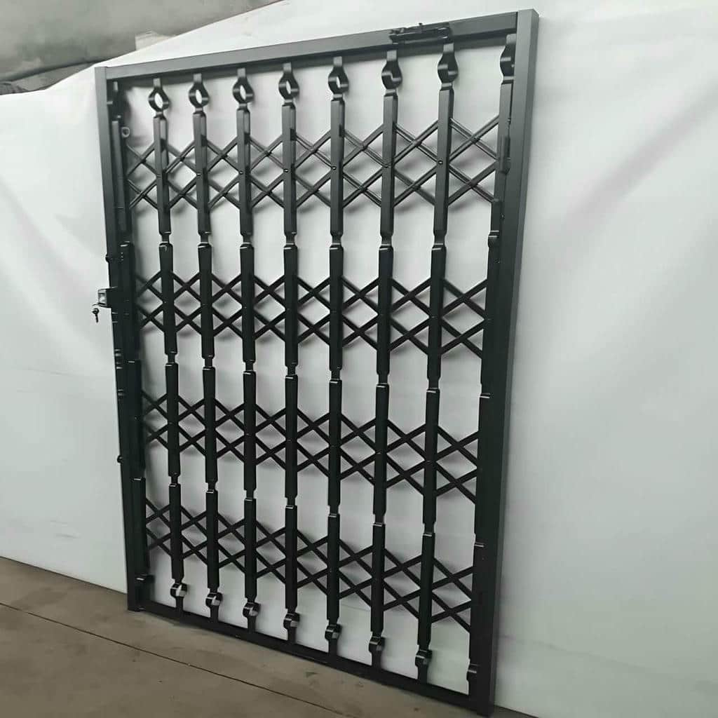 درب آکاردئونی در اردبیل