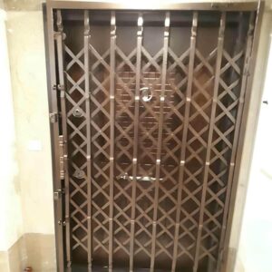 درب آکاردئونی در ایرانشهر