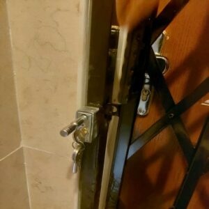 درب آکاردئونی در شیراز