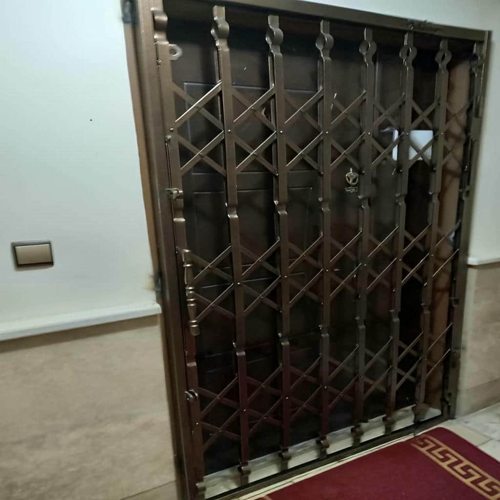 نصب درب آکاردئونی آپارتمان در شیراز