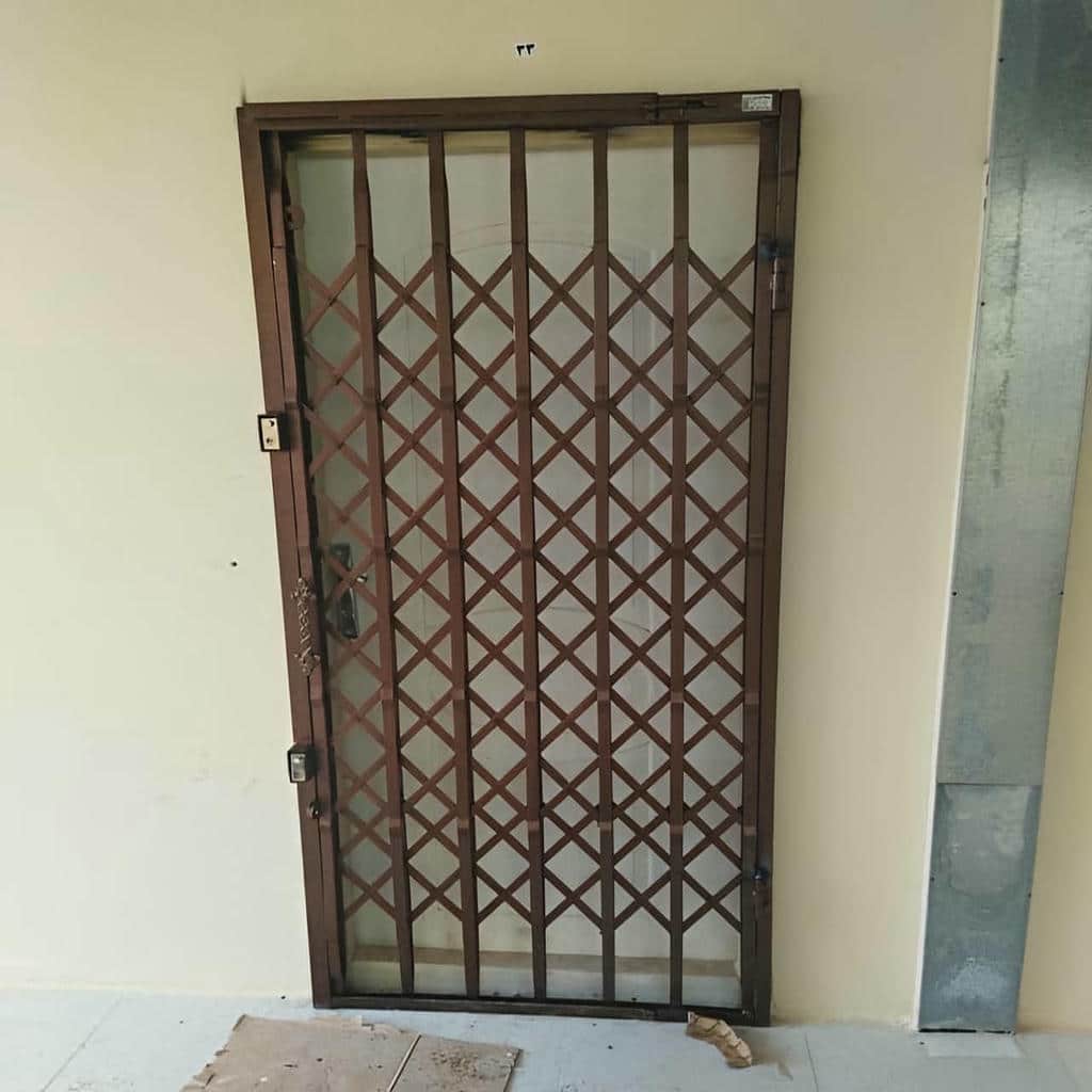 نصب درب آکاردئونی آپارتمان در سیرجان