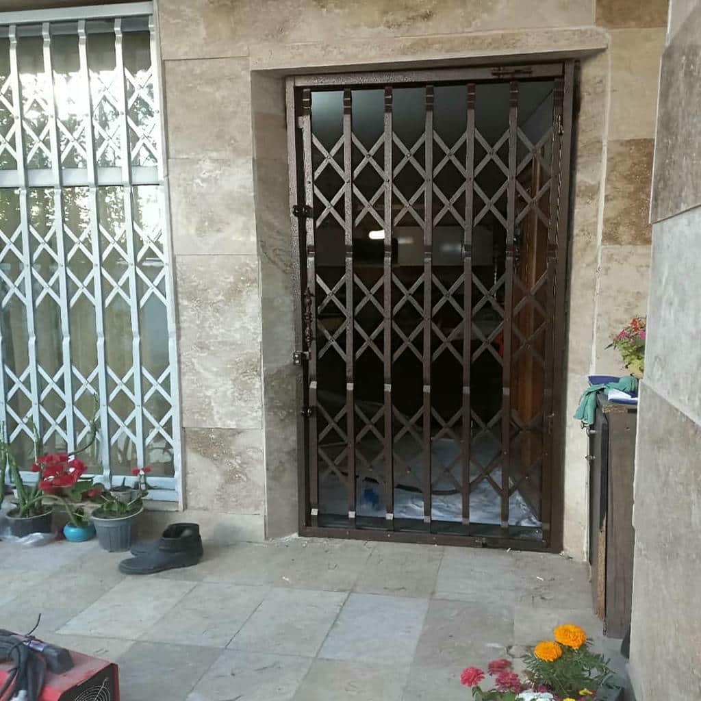 نصب درب آکاردئونی هماهنگ با نما در شهریار