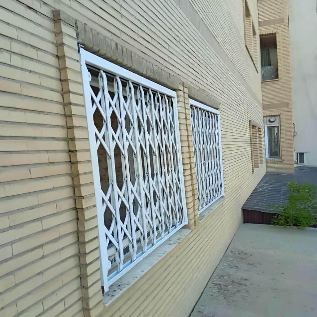 درب آکاردئونی در بندر انزلی