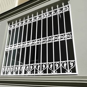 حفاظ پنجره نیل سلطنتی با سرنیزه های طلایی در بالای