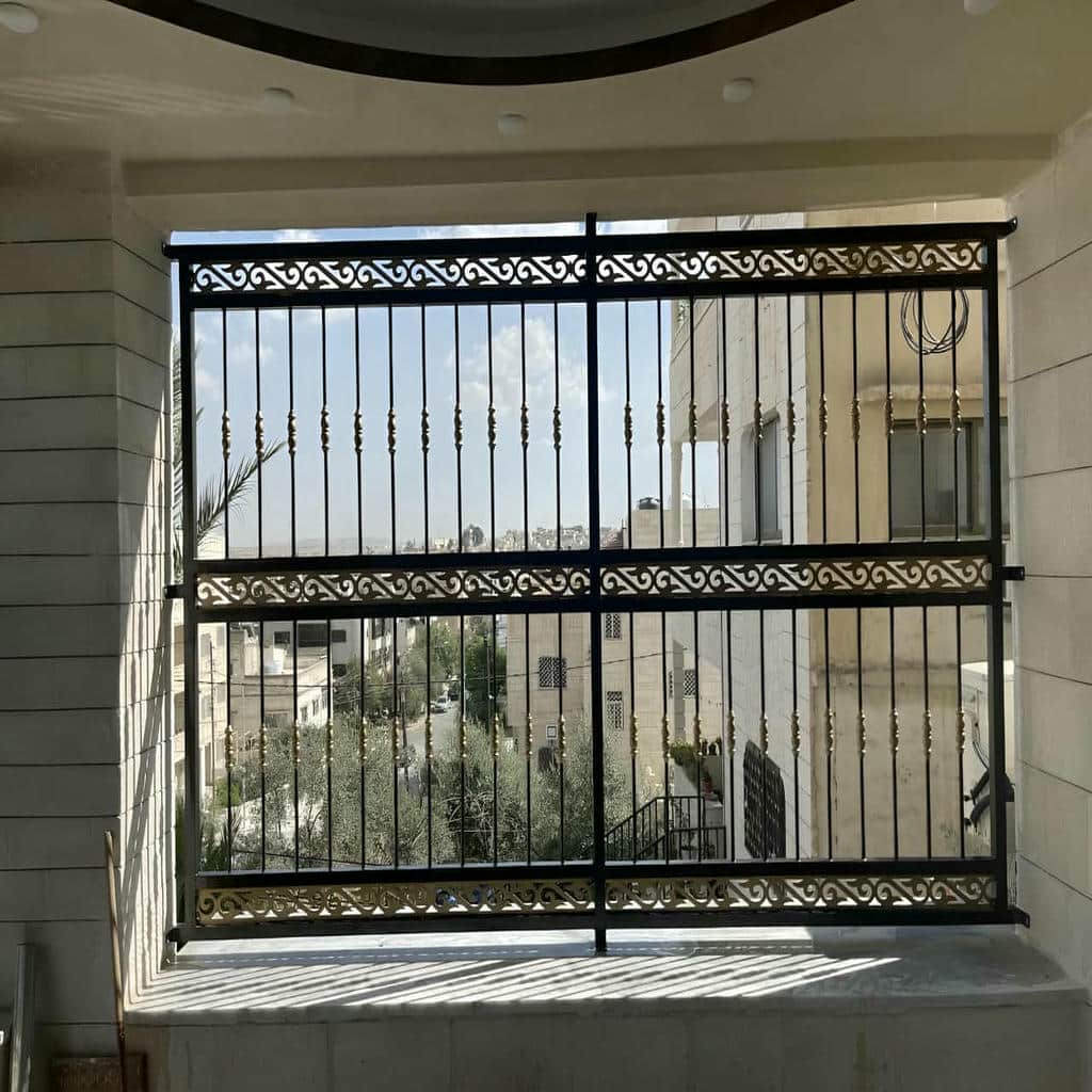 حفاظ پنجره الیزه با جزئیات حجمی در پایین حفاظ پنجره الیزه با جزئیات حجمی در پایین