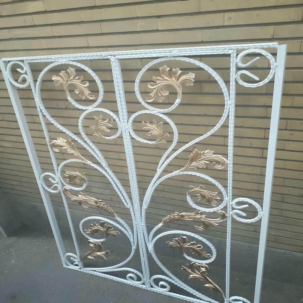 حفاظ پنجره الیزه با پیچک های سنگین در بخش میانی بدنه حفاظ پنجره الیزه با پیچک های سنگین در بخش میانی بدنه