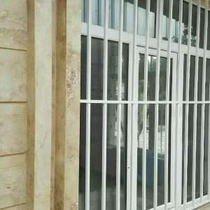 حفاظ پنجره تیغدار افقی با ردیف های منظم روی فریم اصلی
