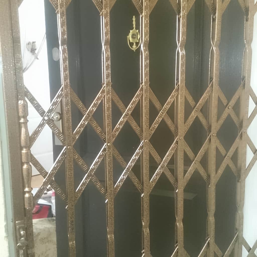 درب حفاظ آکاردئونی با مدل سه گل ساده در نمای نزدیک