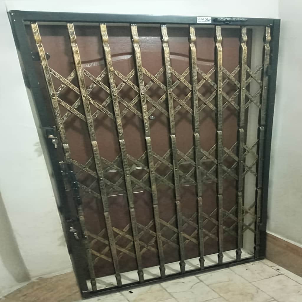 حفاظ آکاردئونی سه گل تسمه ۲ با چارچوب پروفیل پهن در ورودی آپارتمان