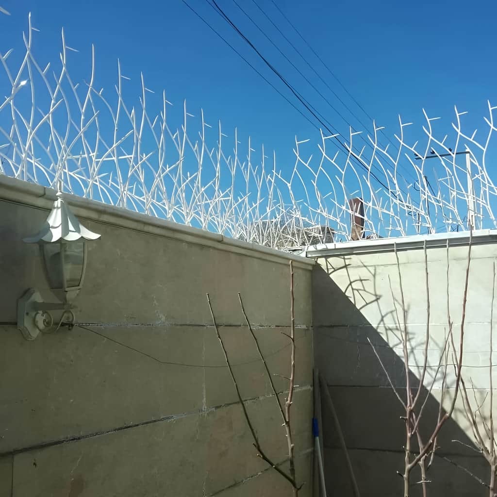 حفاظ اف آبشاری دیواری با 112 شاخه نوک تیز