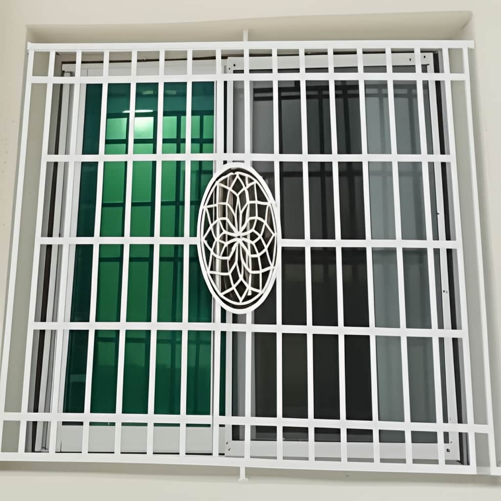 حفاظ پنجره طرح خورشیدی با المان بیضی مرکزی و نقش شعاعی