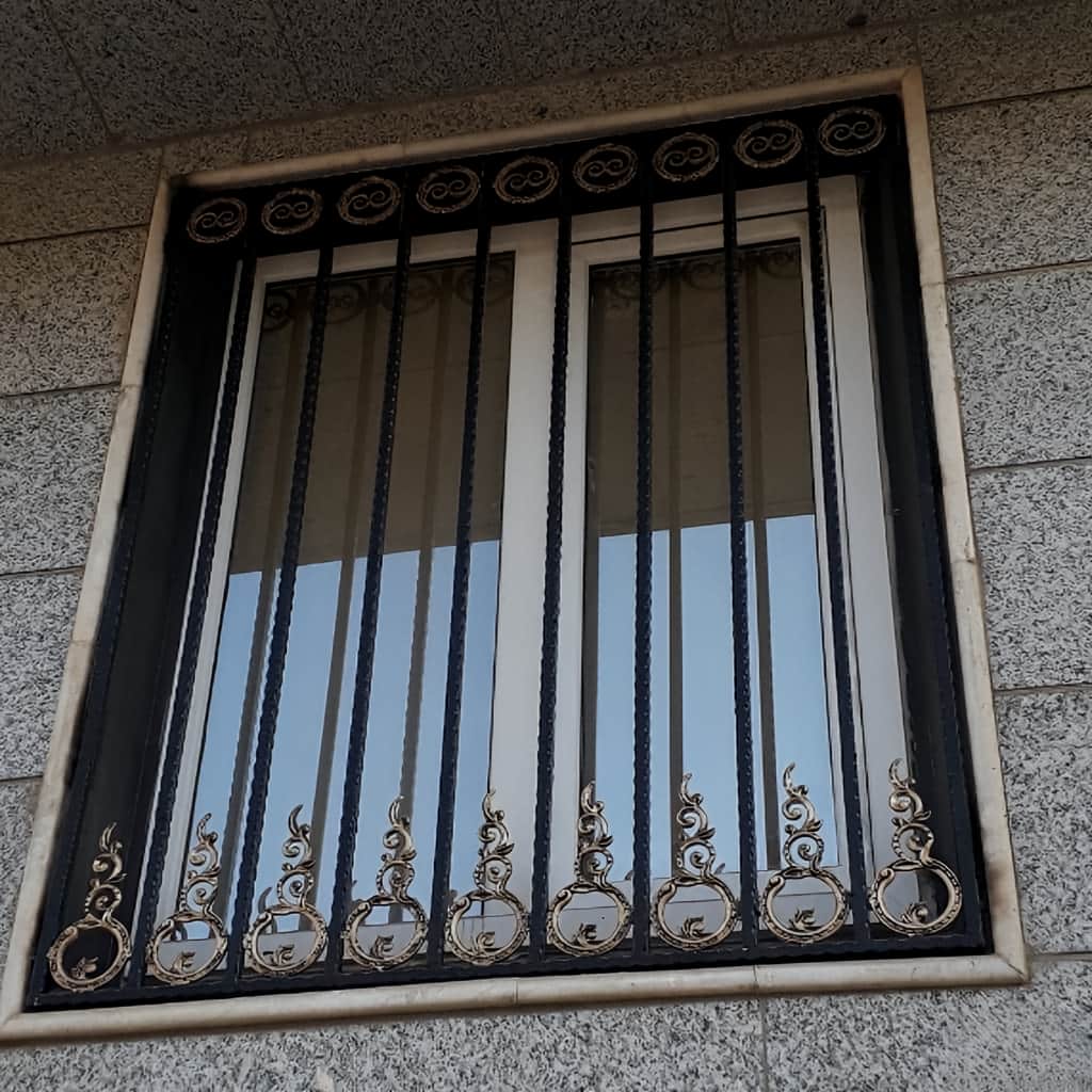 قاب حفاظ پنجره قندیل دار ویلایی با تزئینات قندیل در پایین سازه