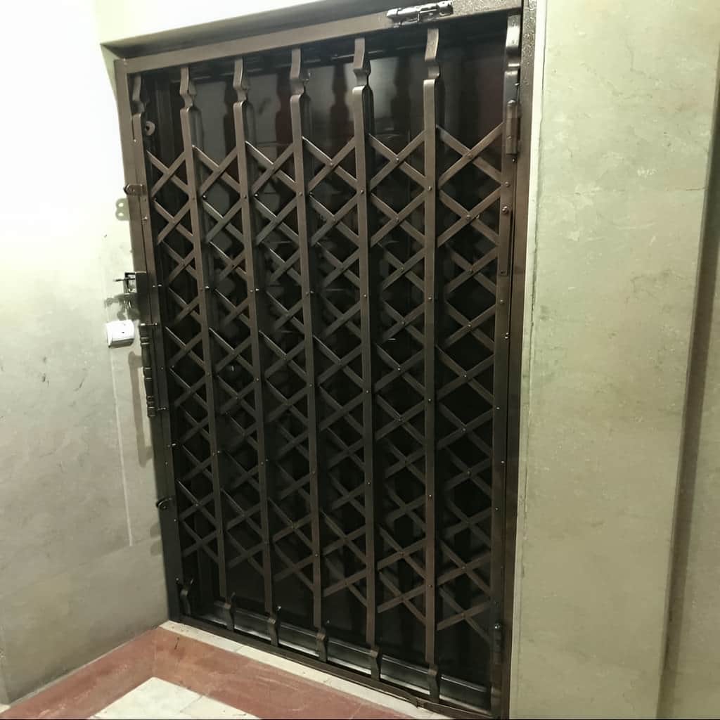 محافظ درب آپارتمان با ریل روان