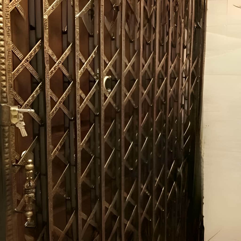 درب آکاردئونی فلزی با فریم محکم کنار چهارچوب