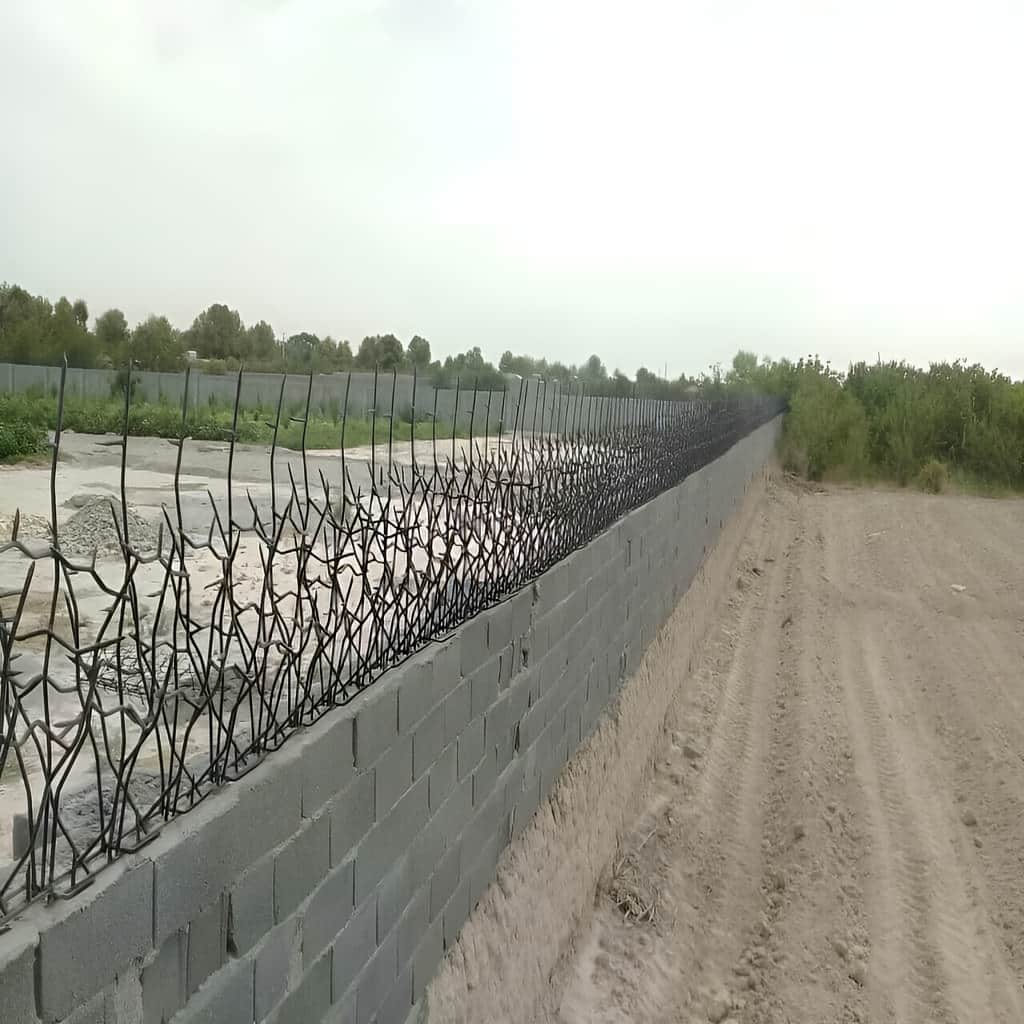 حفاظ شاخ گوزنی خاردار با نصب محکم روی تاج دیوار