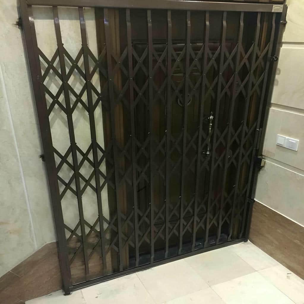 درب آکاردئونی با قفل ایمنی مناسب ورودی