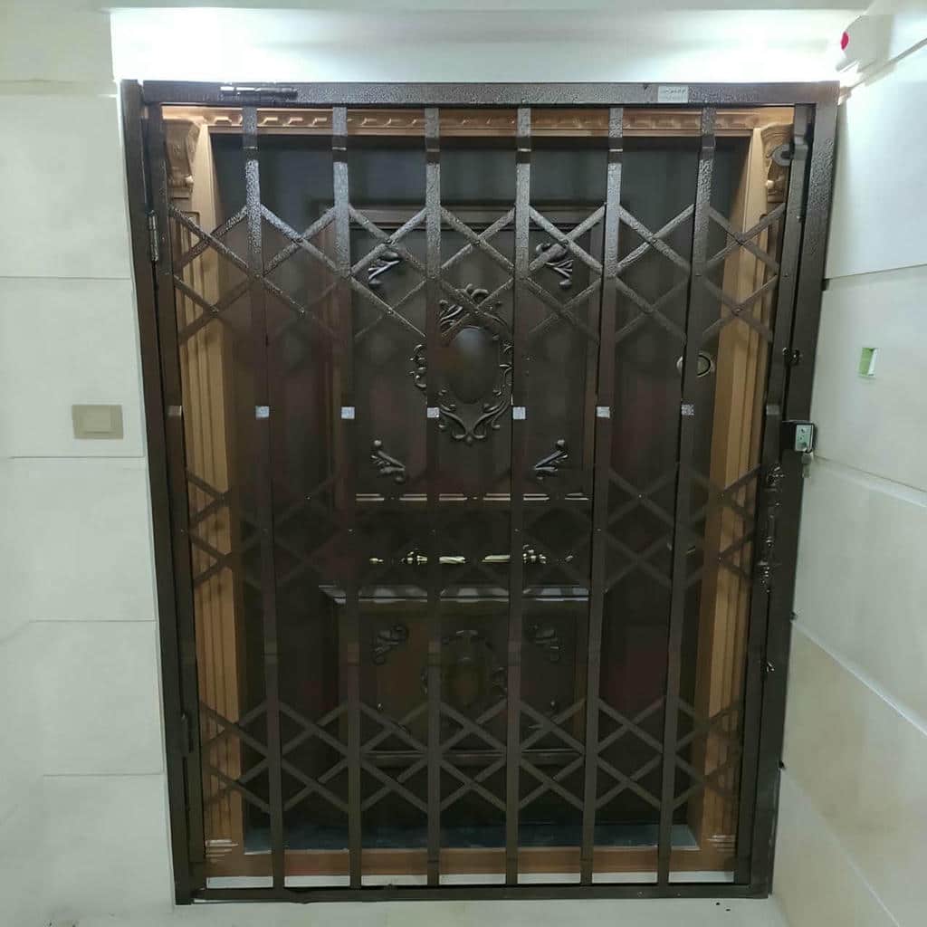 قفل مناسب درب آکاردئونی برای جلوگیری از ورود غیرمجاز