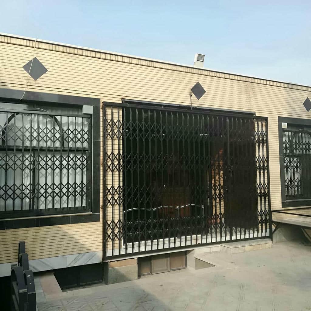 قفل درب آکاردئونی با تنظیم درست هنگام بسته شدن