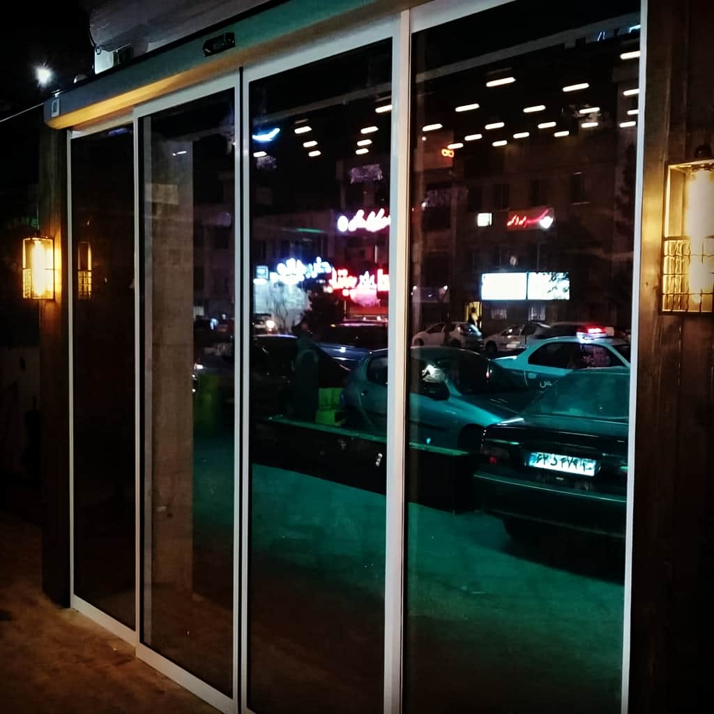 اجرای درب شیشه ای تلسکوپی برای ورودی وسیع