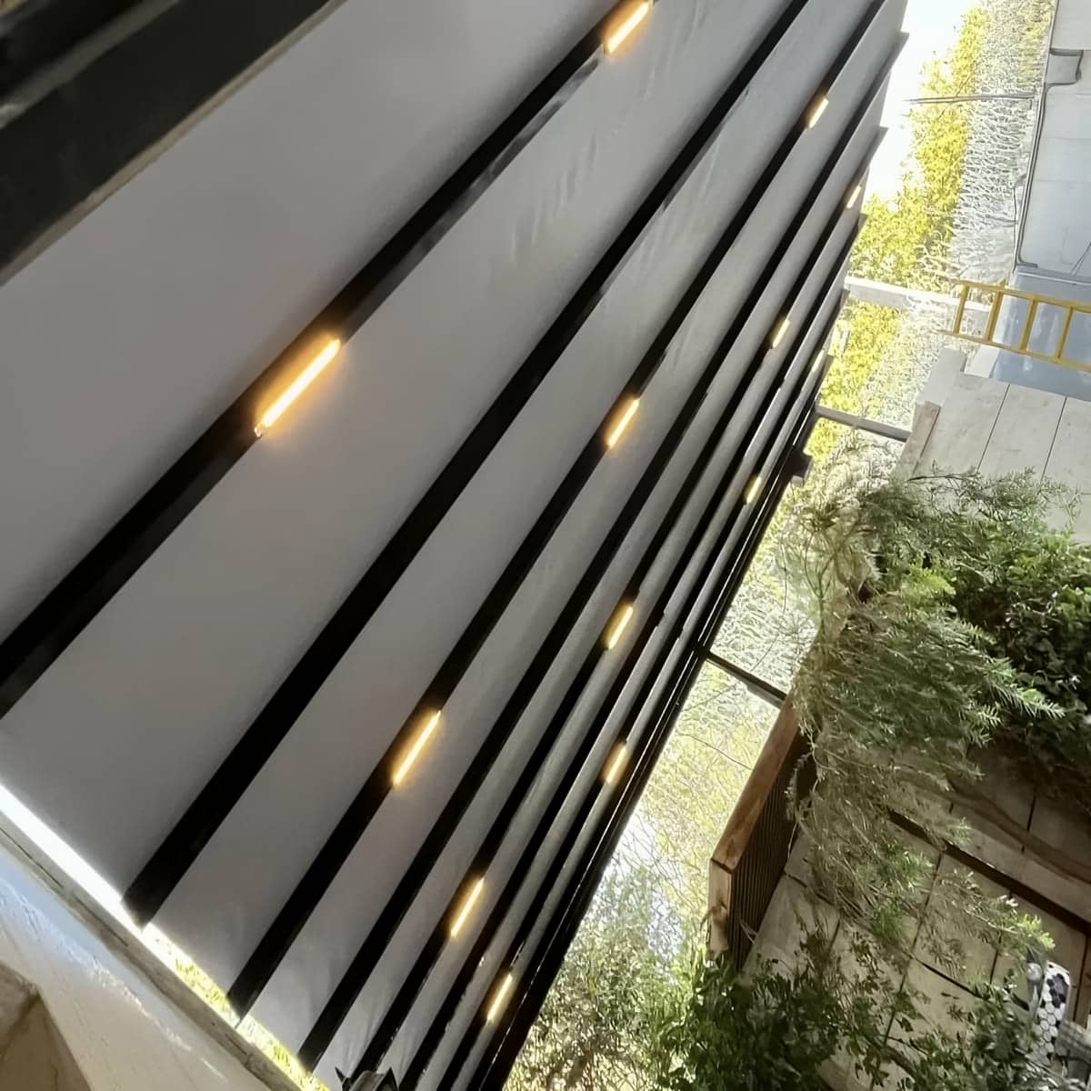 سقف برقی پارچه ای پرگولا با یراق حرکتی روان سقف برقی پارچه ای پرگولا با یراق حرکتی روان