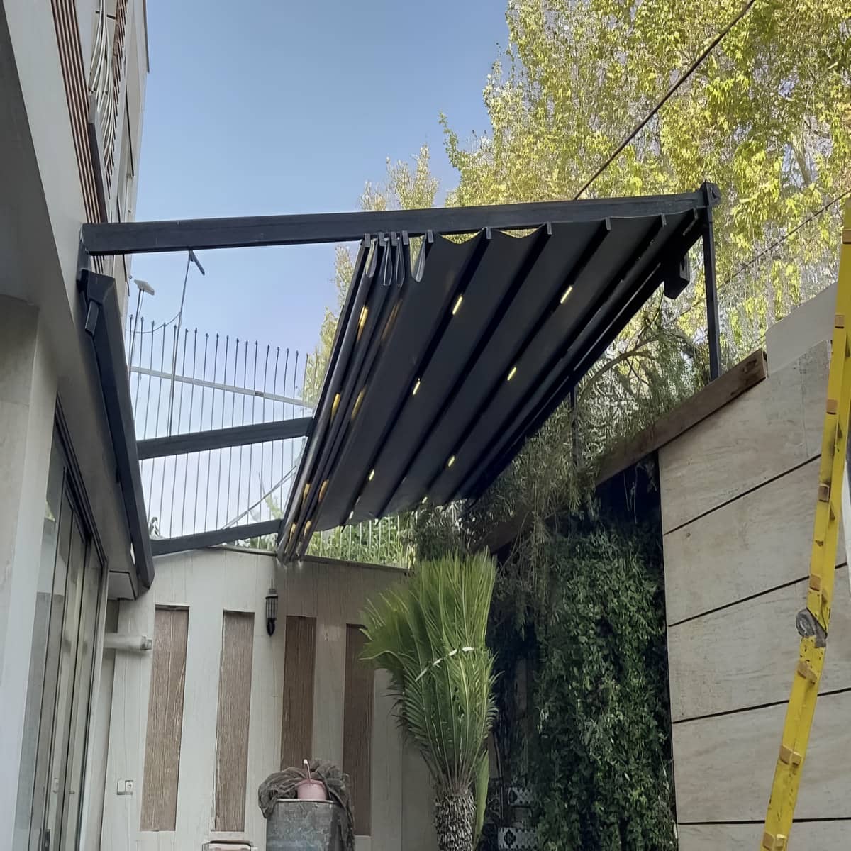 سقف برقی پارچه ای پرگولا با ریل حرکتی تراز سقف برقی پارچه ای پرگولا