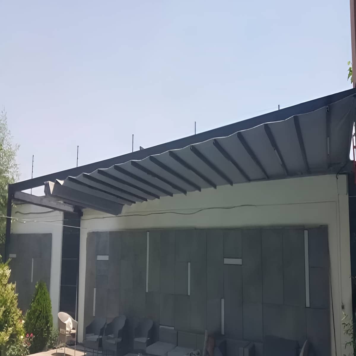 سقف برقی پارچه ای پرگولا با موتور نصب شده سقف برقی پارچه ای پرگولا با موتور نصب شده