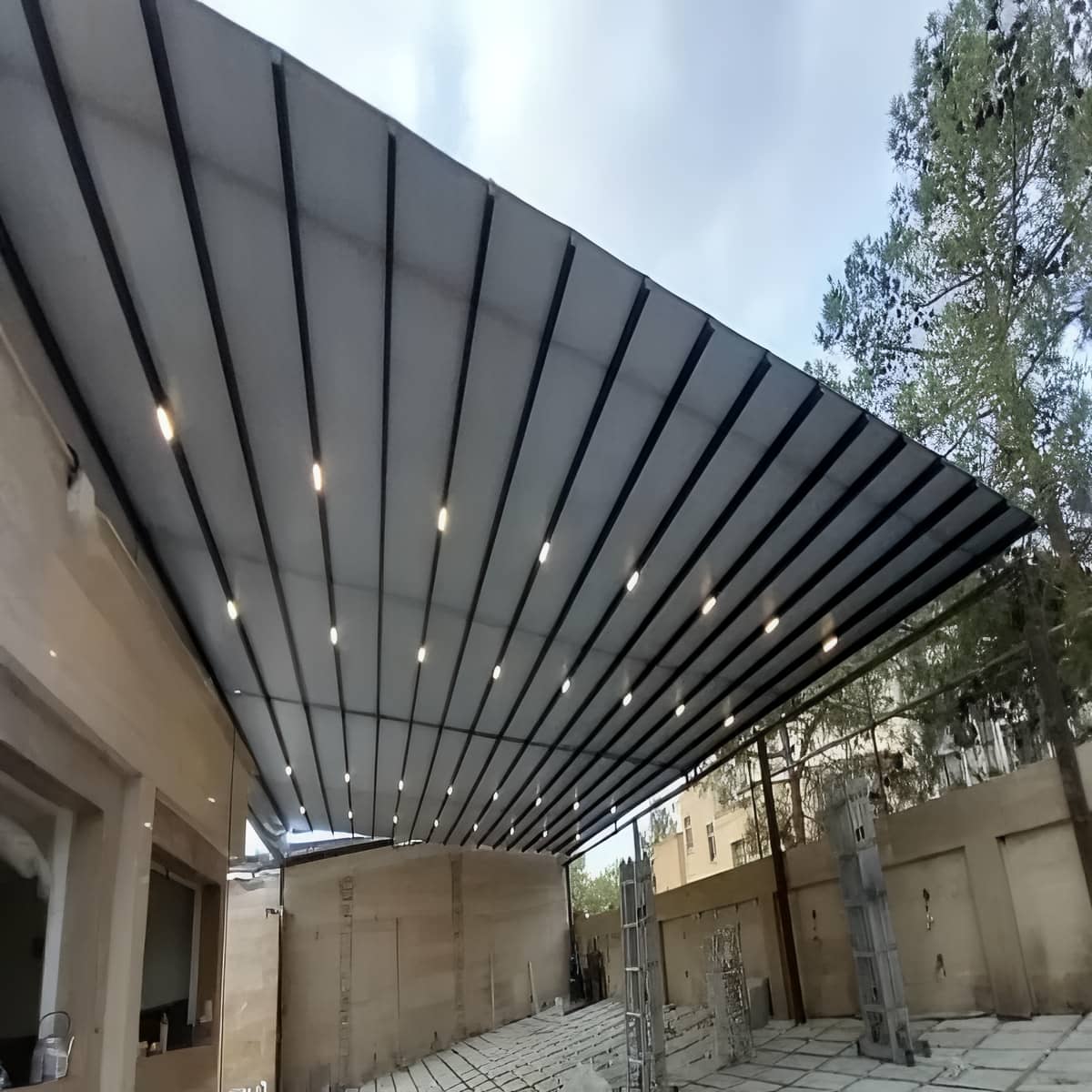 سقف برقی پارچه ای پرگولا با سنسور باد و باران سقف برقی پارچه ای پرگولا با سنسور باد و باران