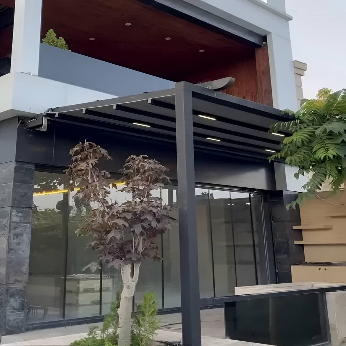 سقف برقی تجاری کافه و رستوران با نورپردازی سقفی