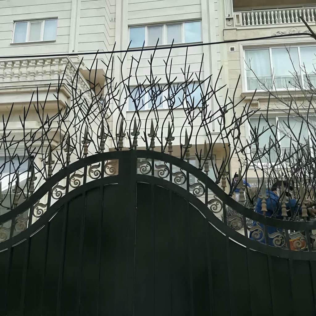 حفاظ شاخ گوزنی با میلگرد مقاوم روی دیوار