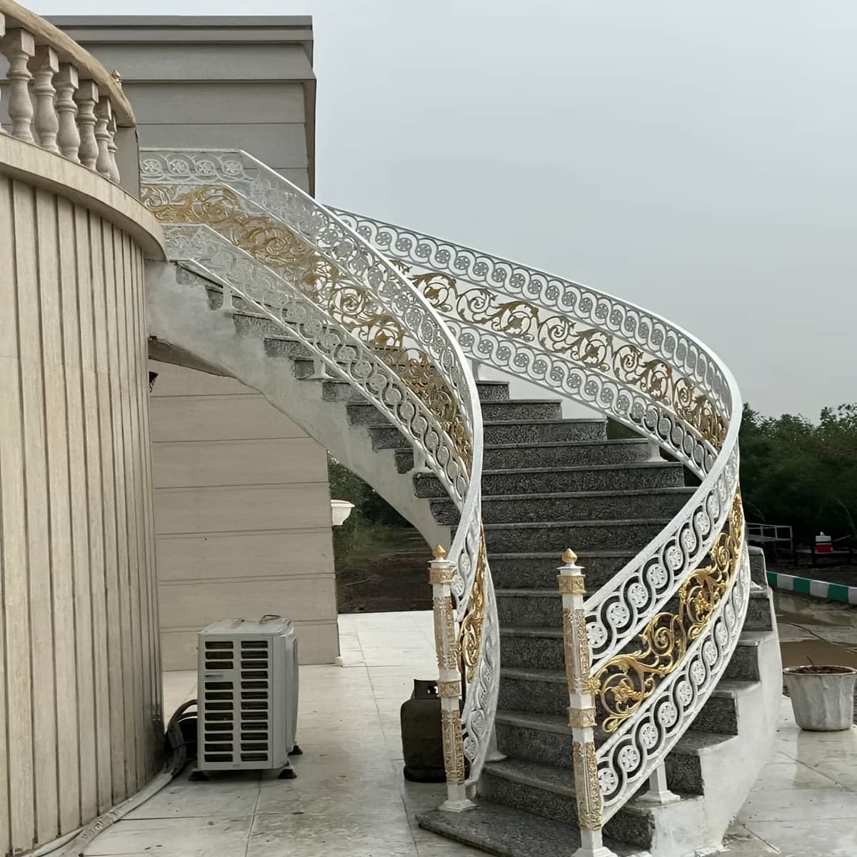 پله دوبلکس آهنی سفارشی با رنگ کوره ای یکدست پله دوبلکس آهنی سفارشی با رنگ کوره ای یکدست