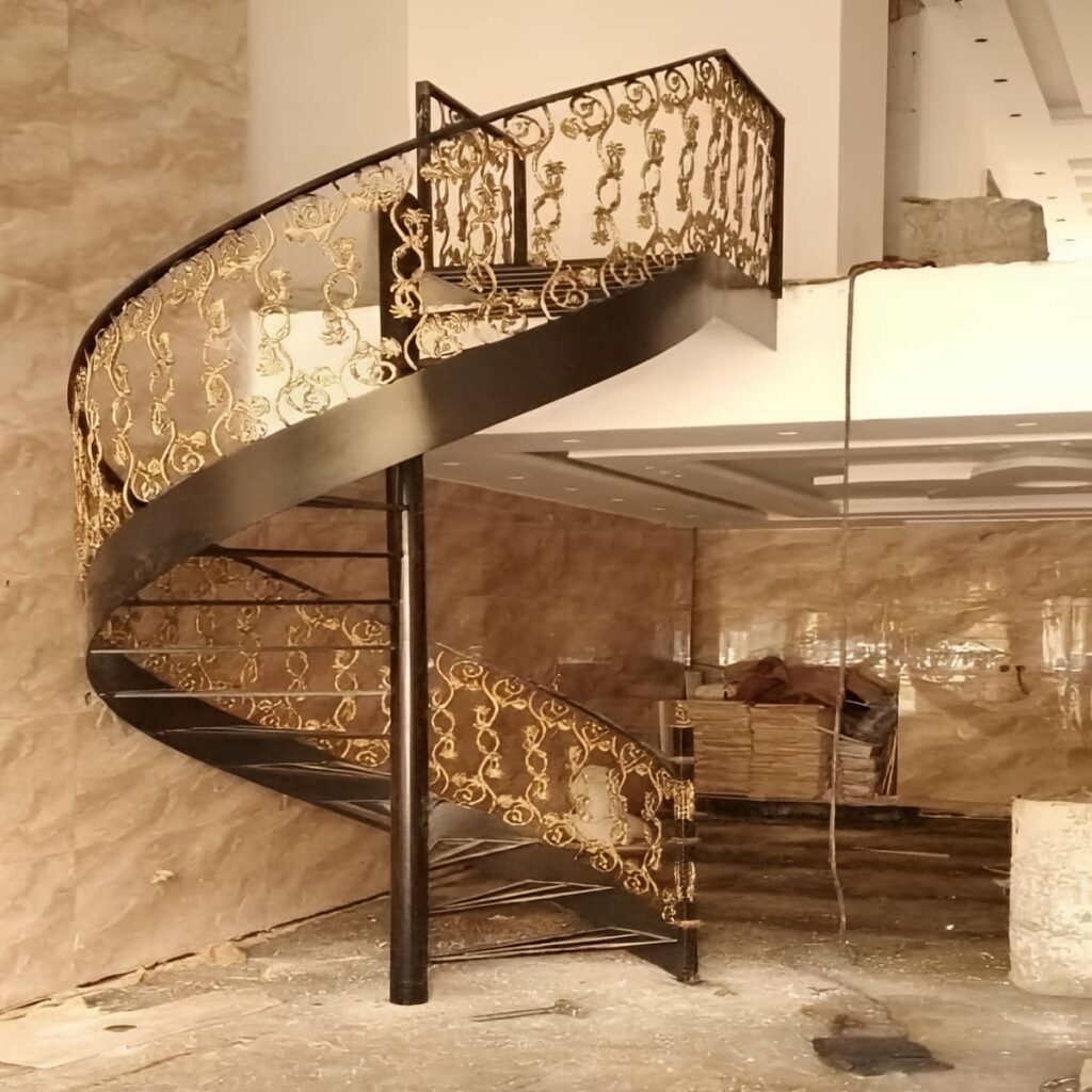 اجرای پله آهنی بیرونی با پوشش مقاوم
