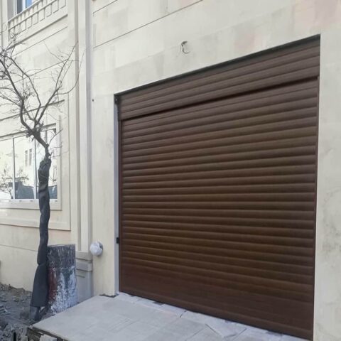 کرکره برقی ویلا با تیغه مقاوم نصب شده روی ورودی پارکینگ خرید کرکره برقی ایمن برای ویلا