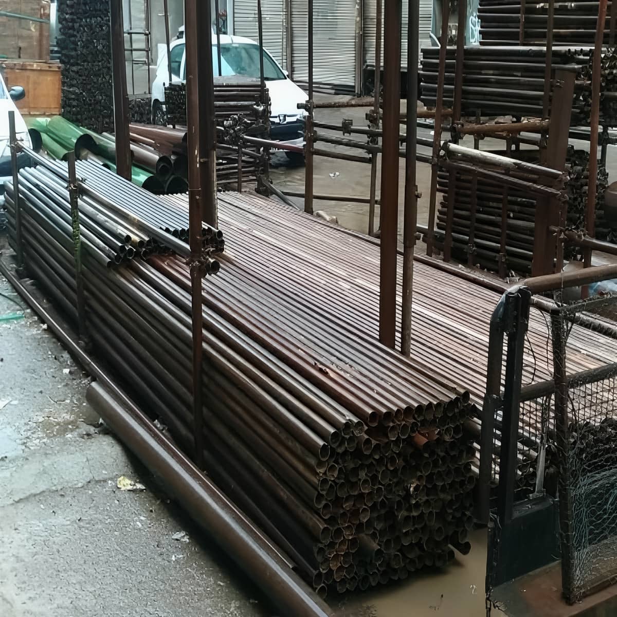 داربست فلزی برای نصب پرچم در مسیر دسته عزاداری