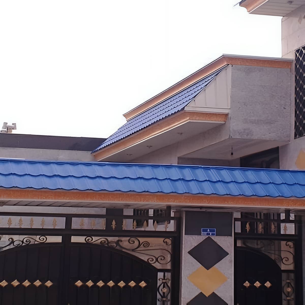 آردواز پارکینگ با آبرو نصب شده در لبه سقف آردواز پارکینگ با آبرو نصب شده در لبه سقف