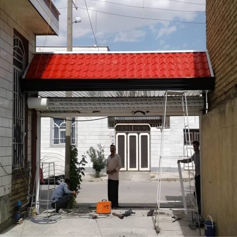 آردواز سردرب حیاط با طراحی کلاسیک ورودی آردواز شیروانی