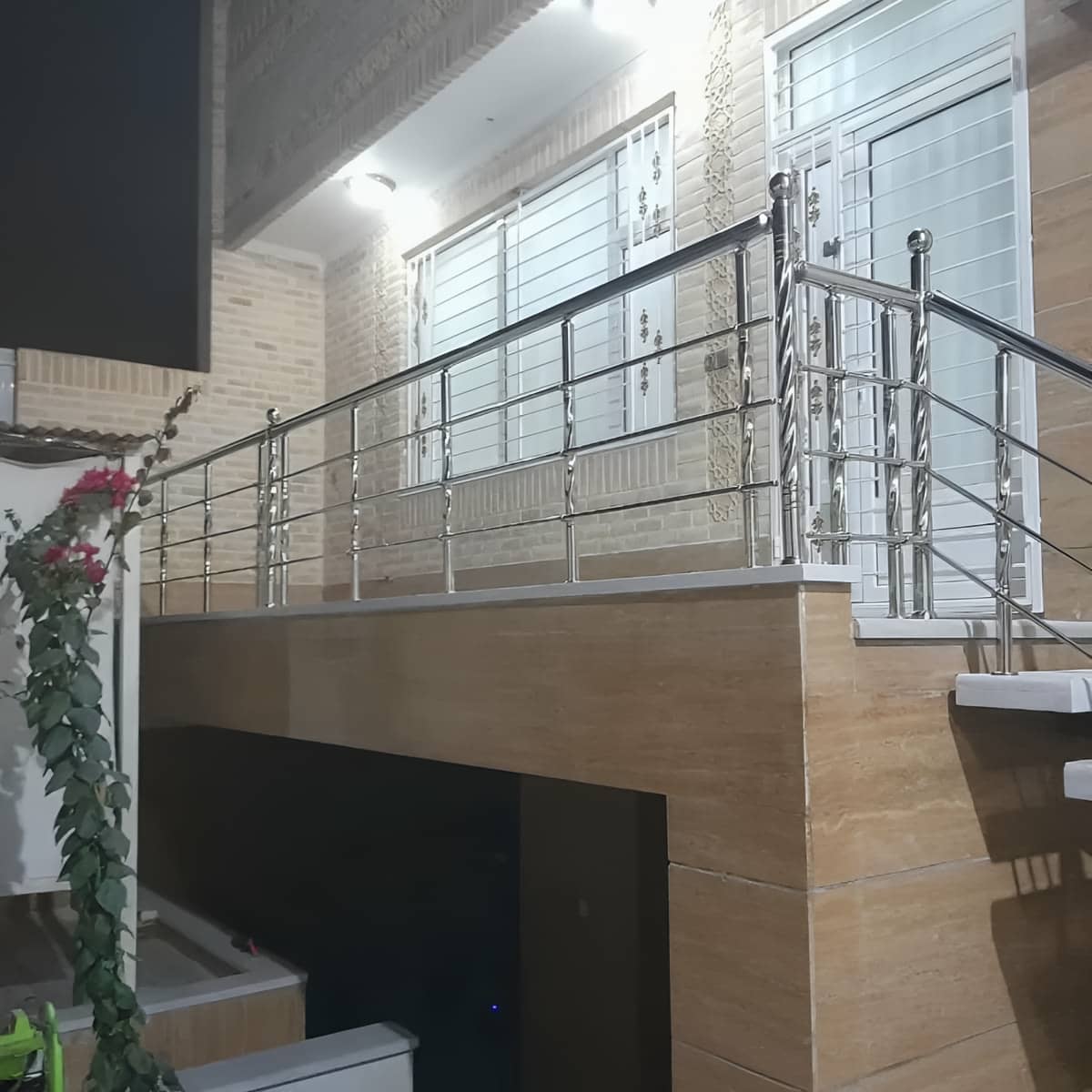 نرده استیل ضدزنگ تراس با مدل افقی و خطوط منظم نرده استیل ضدزنگ تراس با مدل افقی و خطوط منظم