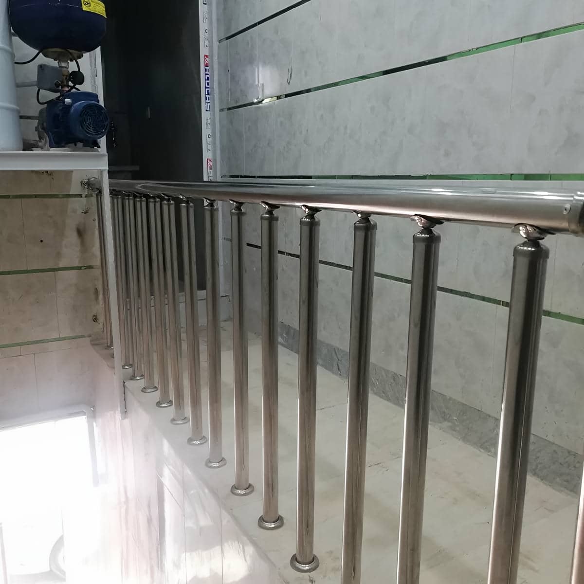 نرده استیل ضدزنگ تراس با اتصال دقیق به کف سنگی نرده استیل ضدزنگ تراس با اتصال دقیق به کف سنگی