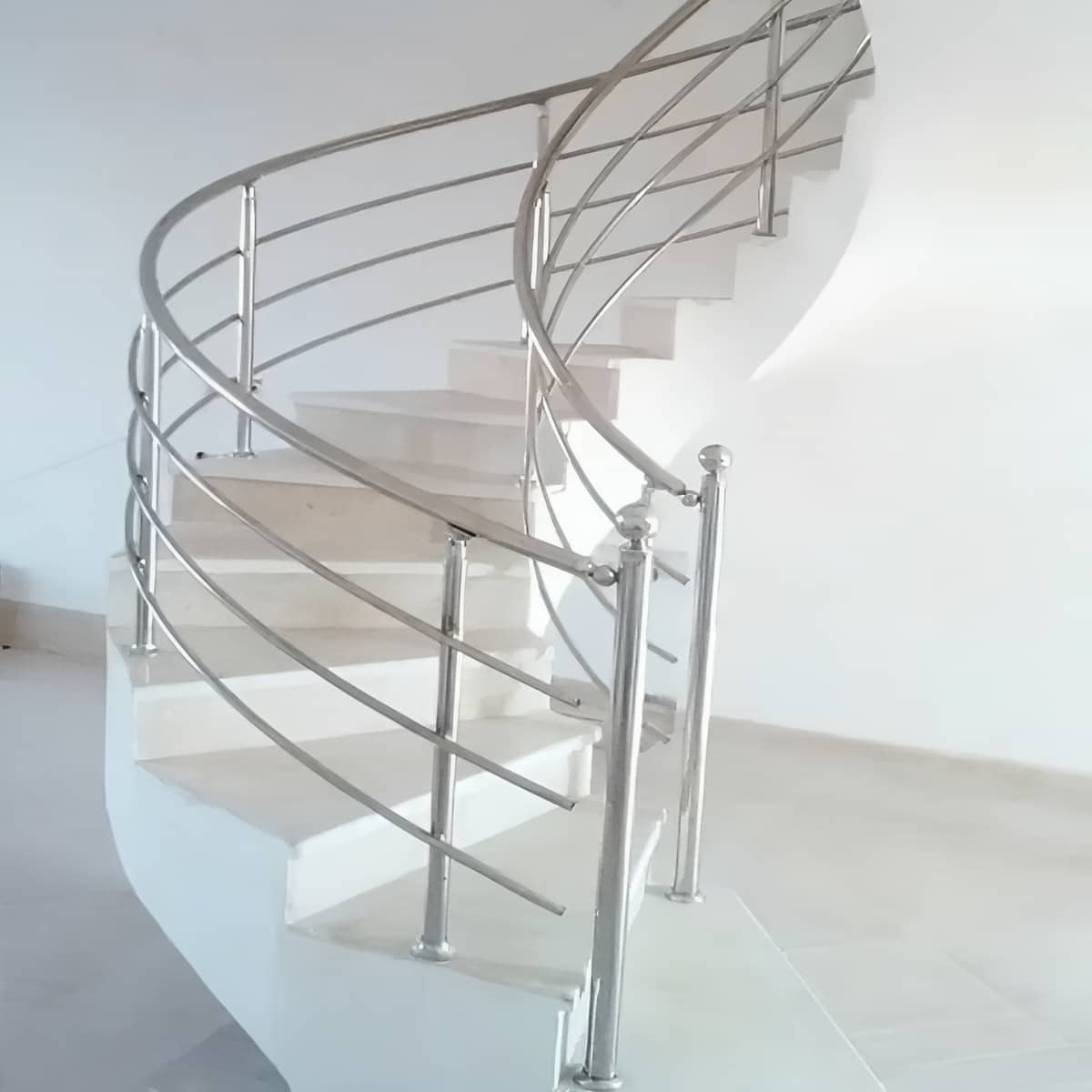 نرده استیل و شیشه ای مدرن با هندریل استیل پیوسته نرده استیل و شیشه ای مدرن با هندریل استیل پیوسته