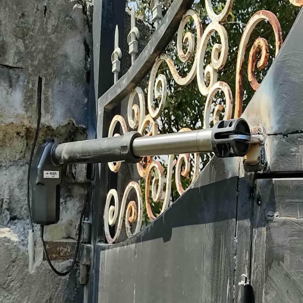 جک بازویی درب پارکینگ لولایی با موتور الکترومکانیکی روی درب دولنگه جک بازویی درب پارکینگ لولایی
