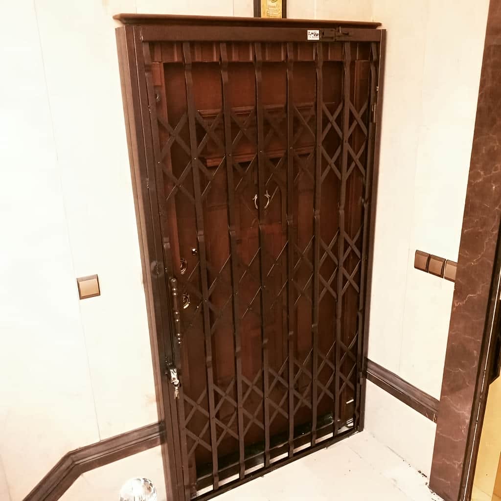 خدمات نصب حفاظ آکاردئونی آهنی سه لوزی برای ورودی