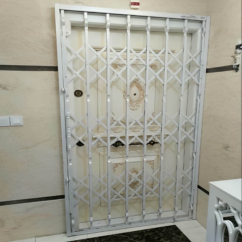 نصب درب آکاردئونی سه گل تسمه با ریل تراز