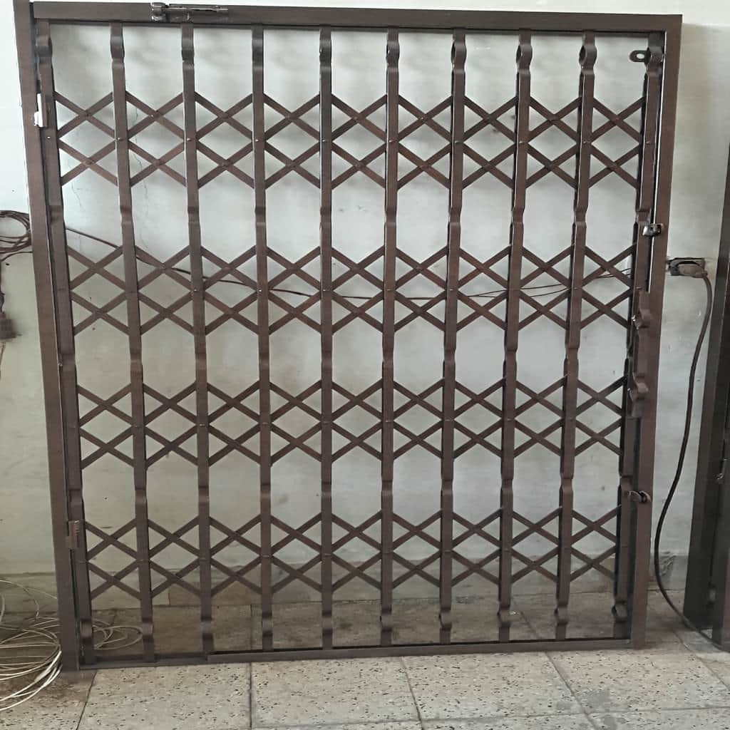 نصب درب آکاردئونی چهار گل لوزی با ریل تراز نصب درب آکاردئونی چهار گل لوزی با ریل تراز