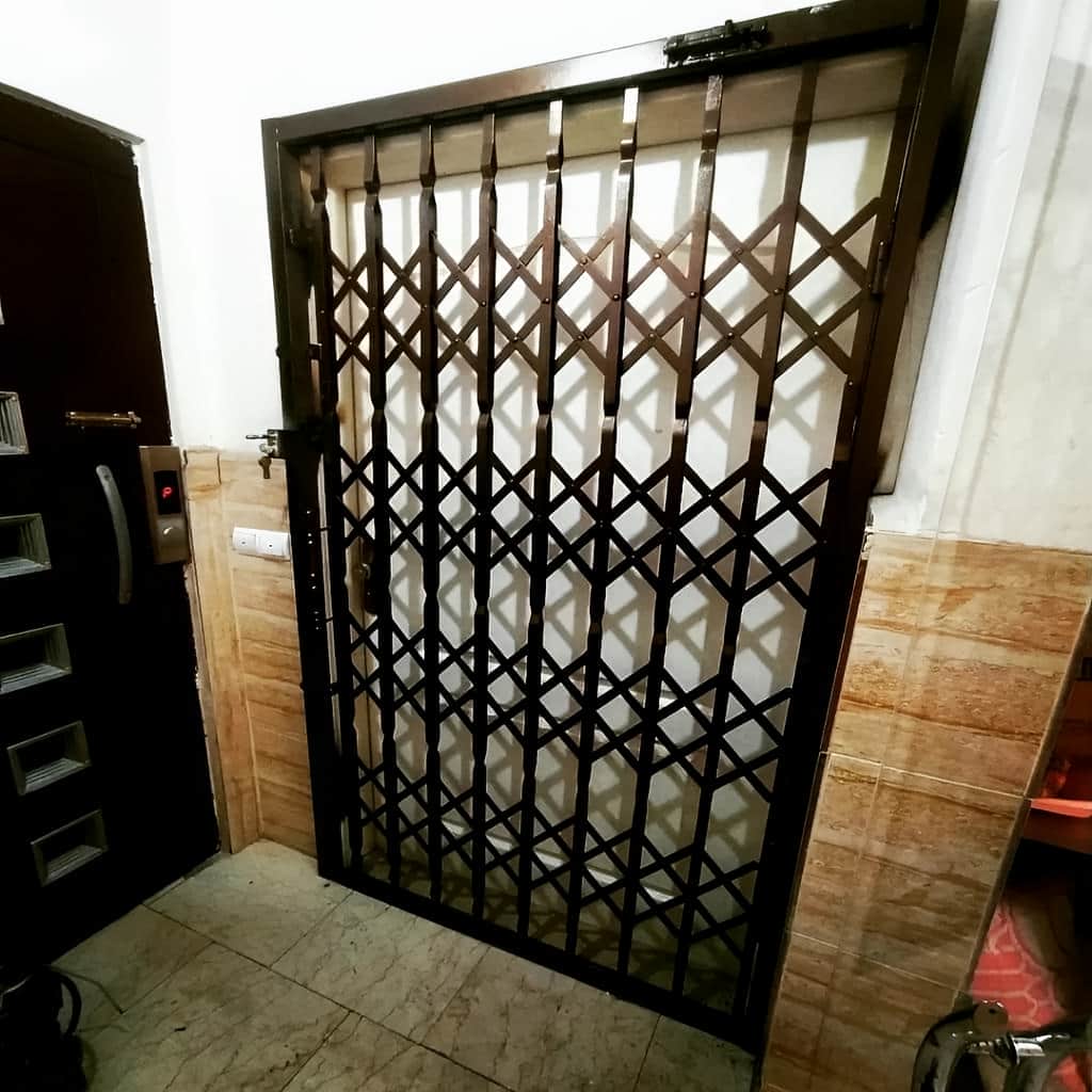 اجرای درب آکاردئونی چهار گل لوزی با شبکه منظم