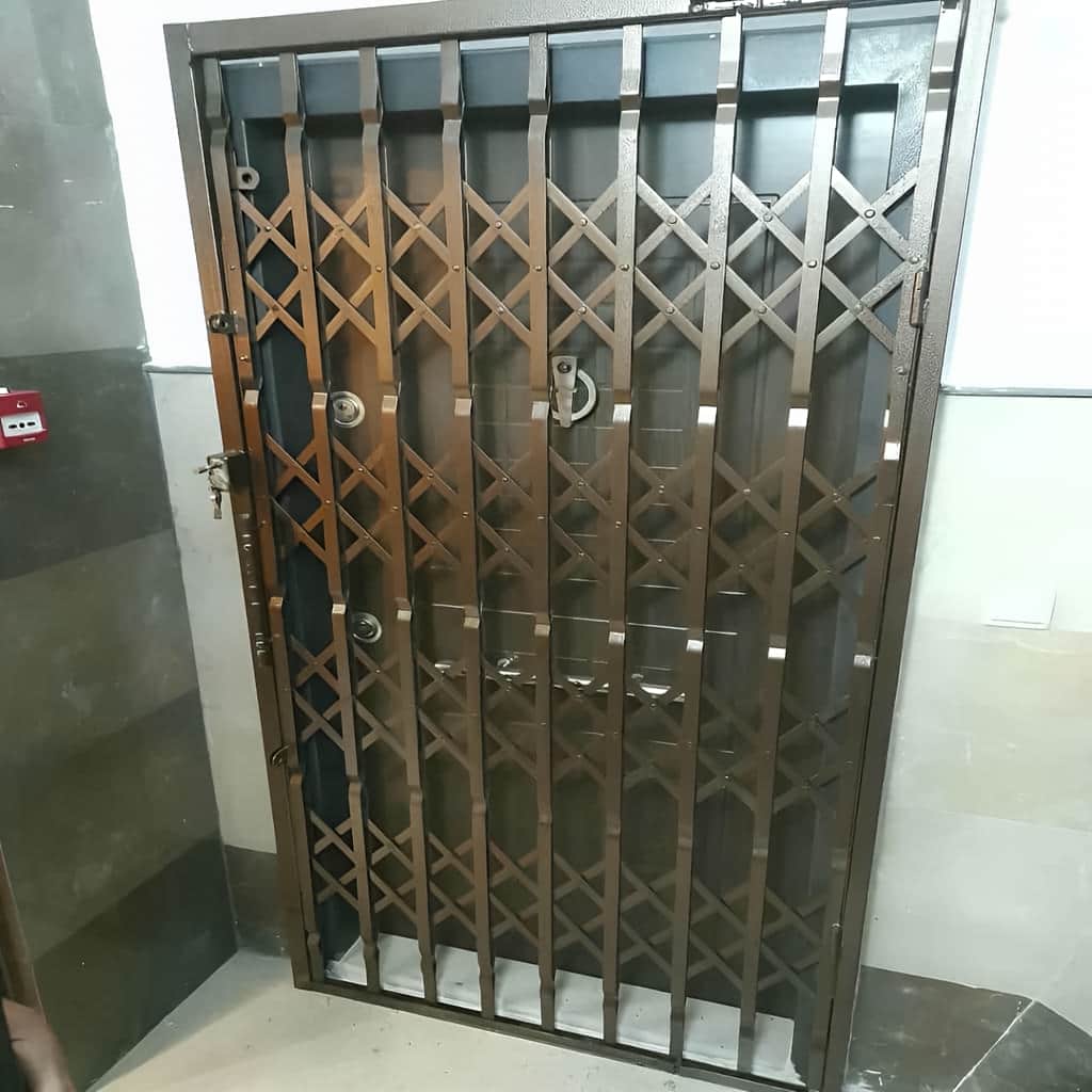 فروش درب آکاردئونی چهار گل لوزی با قفل توکار فروش درب آکاردئونی چهار گل لوزی با قفل توکار